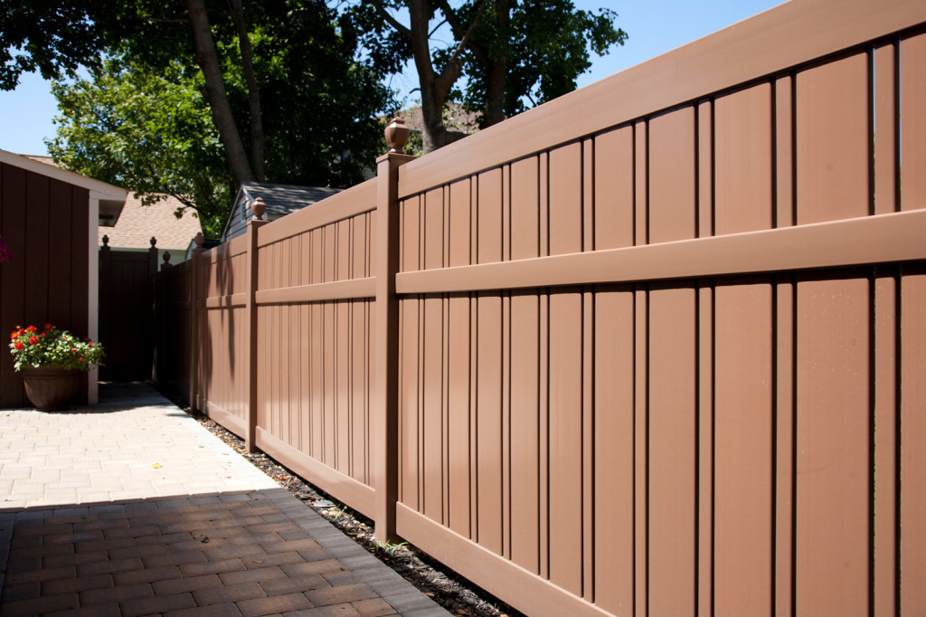 V500A-6 Semi-Privacy Fence with Alternating 1-1/2" and 6" Wide Boards. Shown in Illusions Vinyl Fence's Grand Illusions Color Spectrum Landscape Series Brownstone (E112) #fenceideas #homeideas #backyardideas