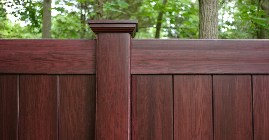 illusions-mahogany-vinyl-privacy-fence