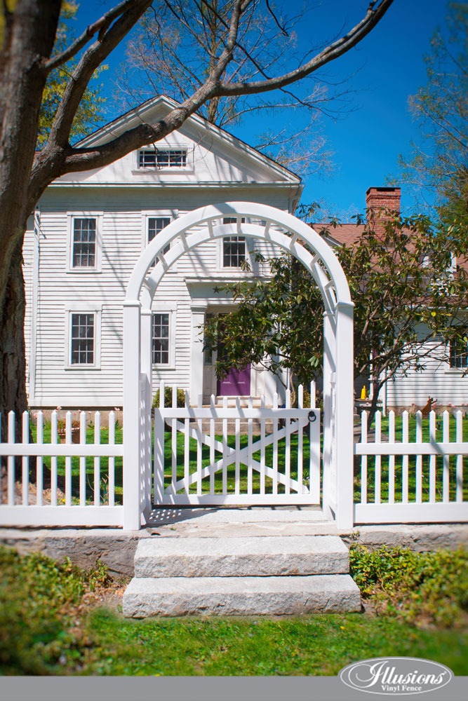 Who Makes the Best White Vinyl Fence? - Illusions Vinyl Fence